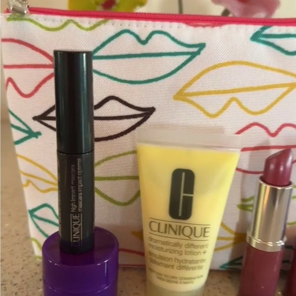 Clinique makeup bag plus 6pcs. Of Clinique travel collection